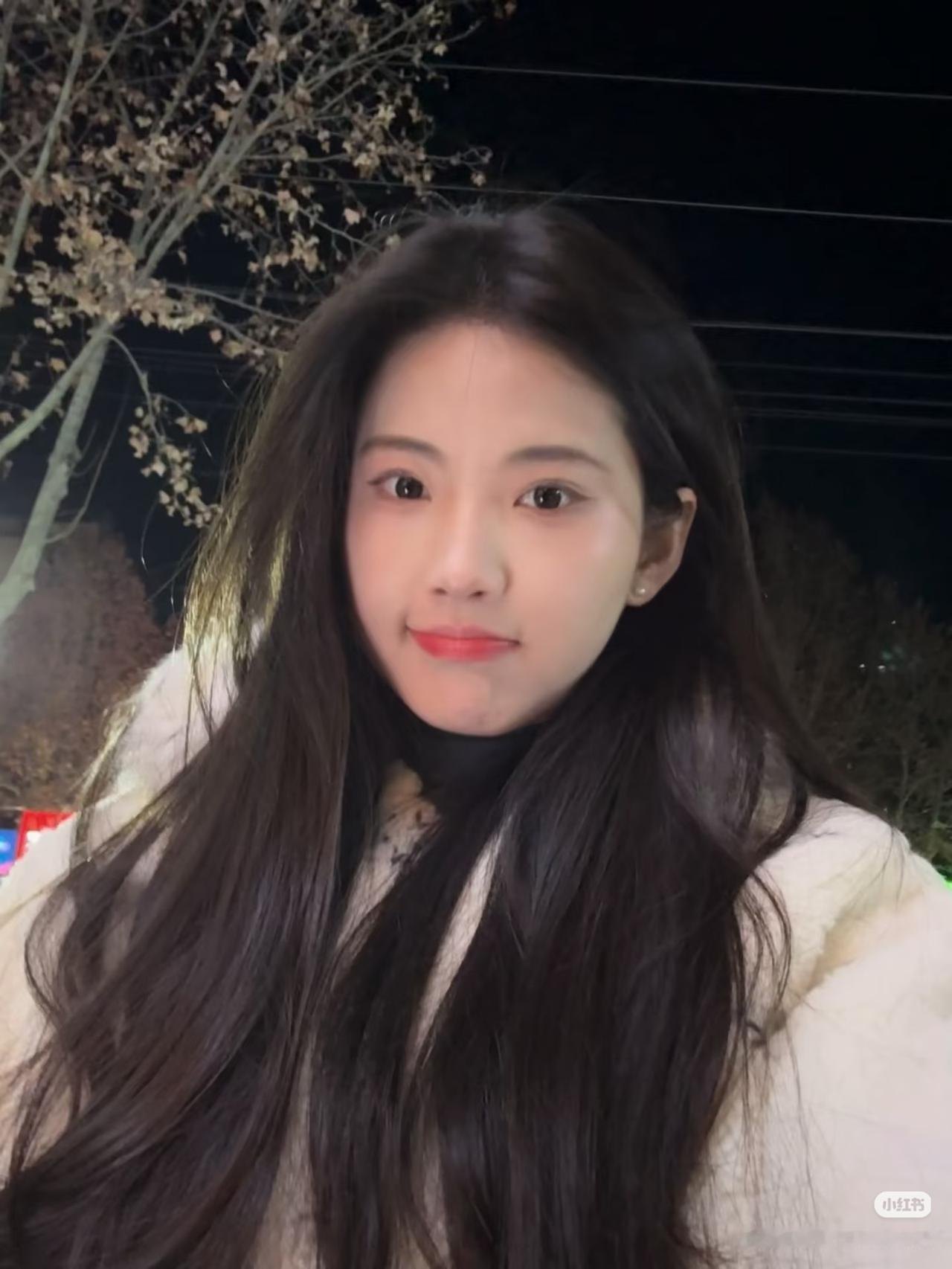 夜色笼轻纱，月影映长街。