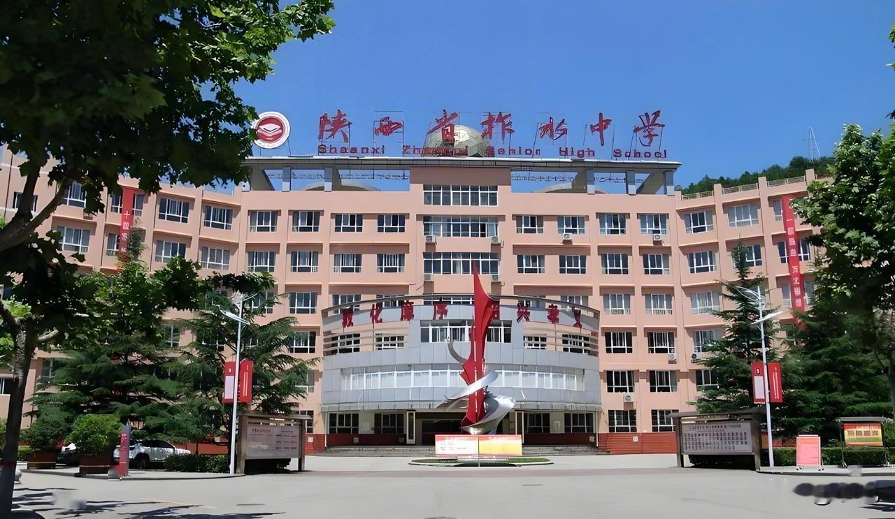 一个关机没电的手机，在宿舍笔记本里被翻出来。因为这个，陕西柞水中学的高一女生小宋