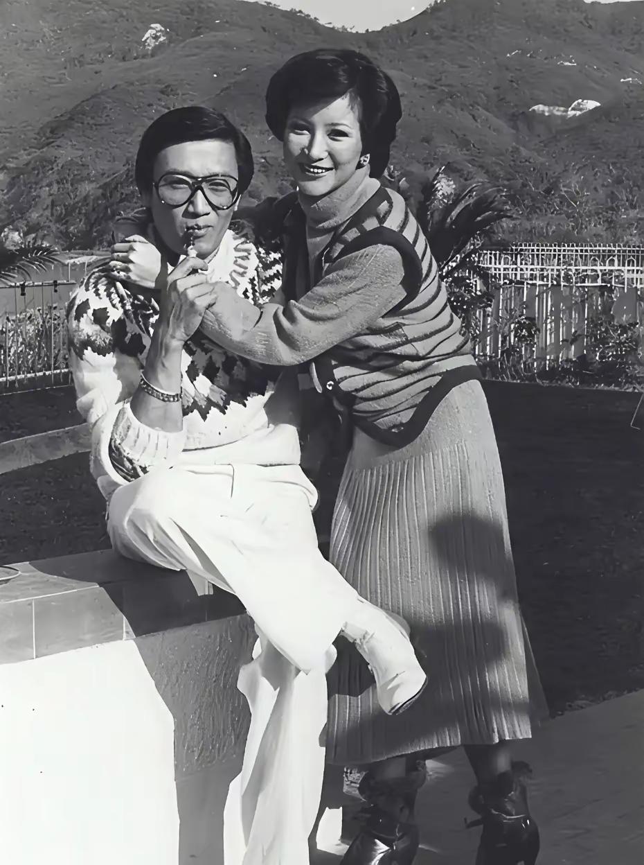谢贤和狄波拉年轻的时候绝对是一对璧人，才子配佳人。男的高大英俊，风流倜傥。女的