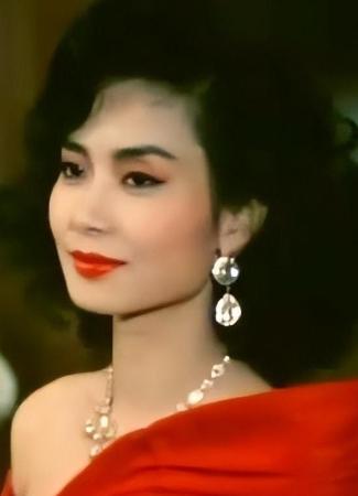 1982年，赌王何鸿燊对19岁的邝美云说：靓女，有没有兴趣做我的姨太太呀？话音刚