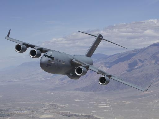 特朗普这次访华，确实把"排场"两个字玩到了极致。人还没跨进中国国门，7架美