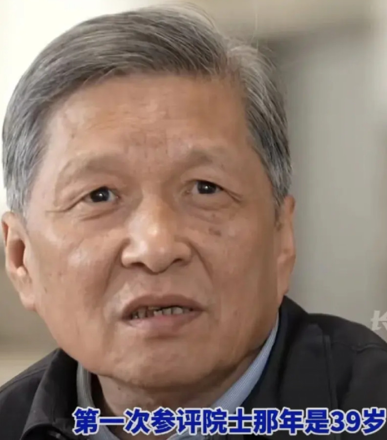 王树国：我不敢从兄弟院校挖人，怕伤了感情，就从国外挖人，所以采取英语教学。1、