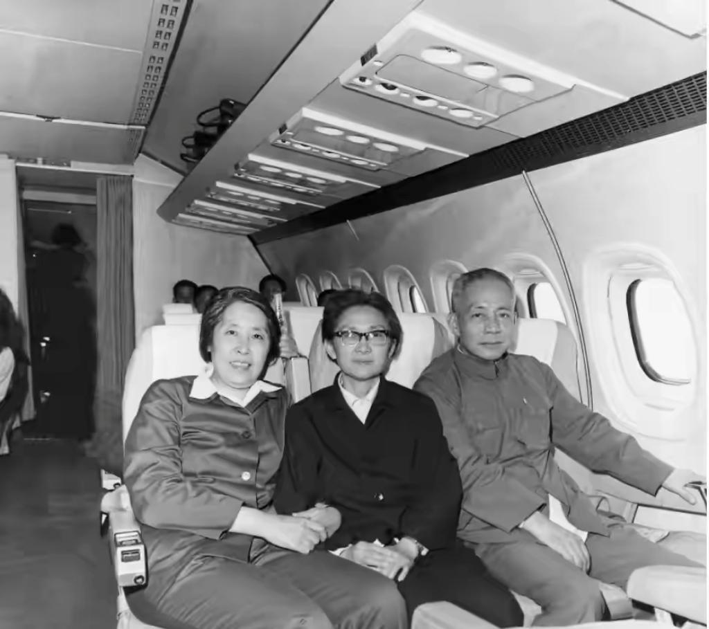 1980年，时任湖北省委第一书记兼武汉军区政委陈丕显同志与夫人谢志成（中）和王光