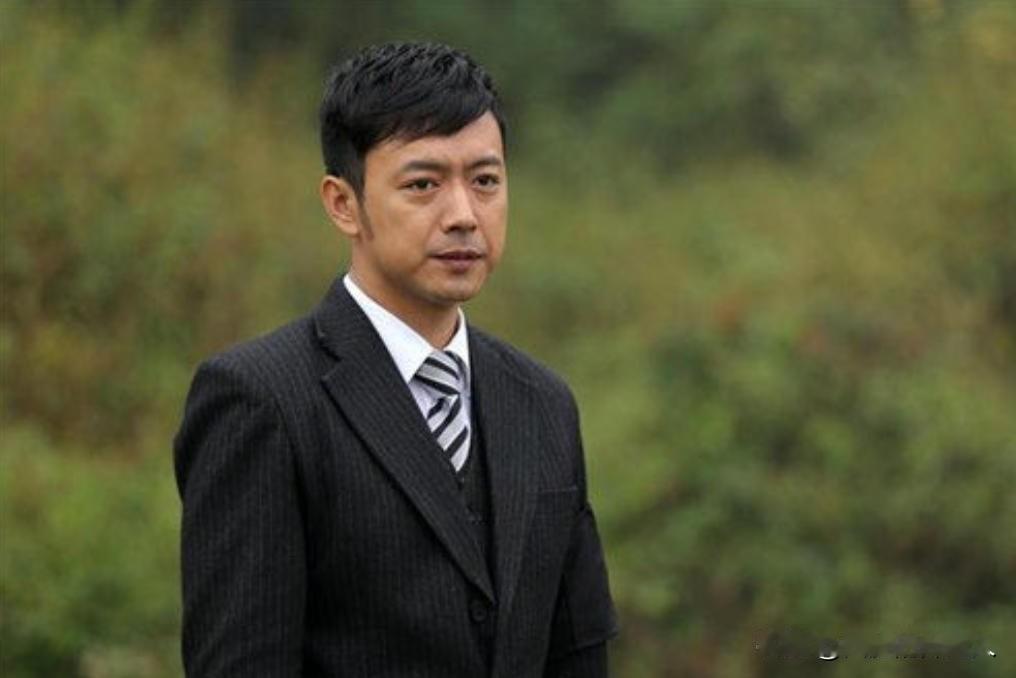 2008年，《潜伏》开拍，有个情报贩子“谢若林”一角，本着肥水不流外人田的原则，