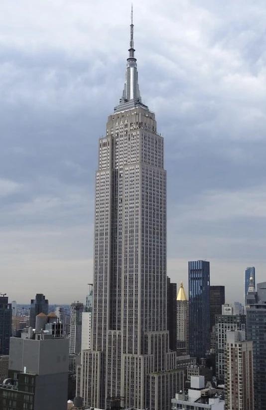 华尔街日报最近发了一篇挺震撼的深度报道，揭露了一个极其隐秘但疯狂的圈子：中国顶级