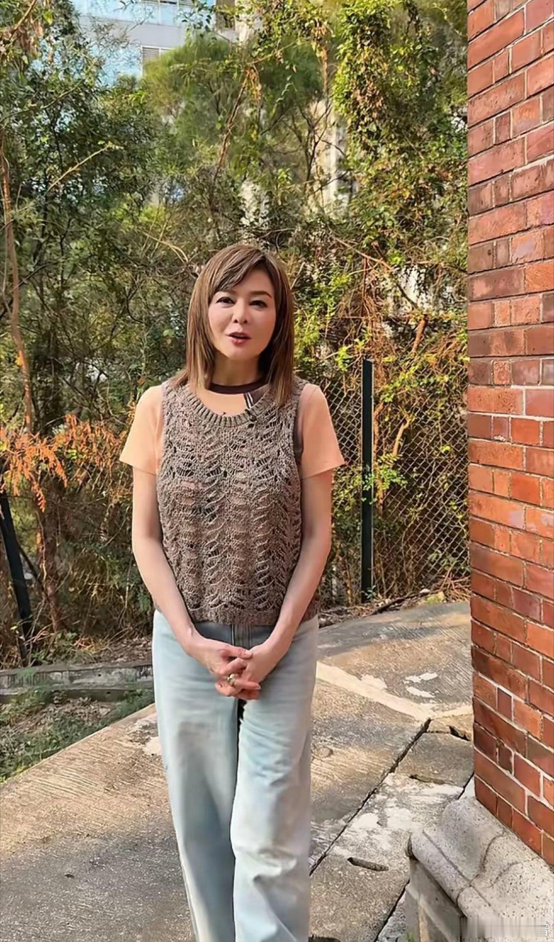 关之琳夏日穿搭：短袖+镂空背心+牛仔裤，时尚又减龄，看不出62岁​​​