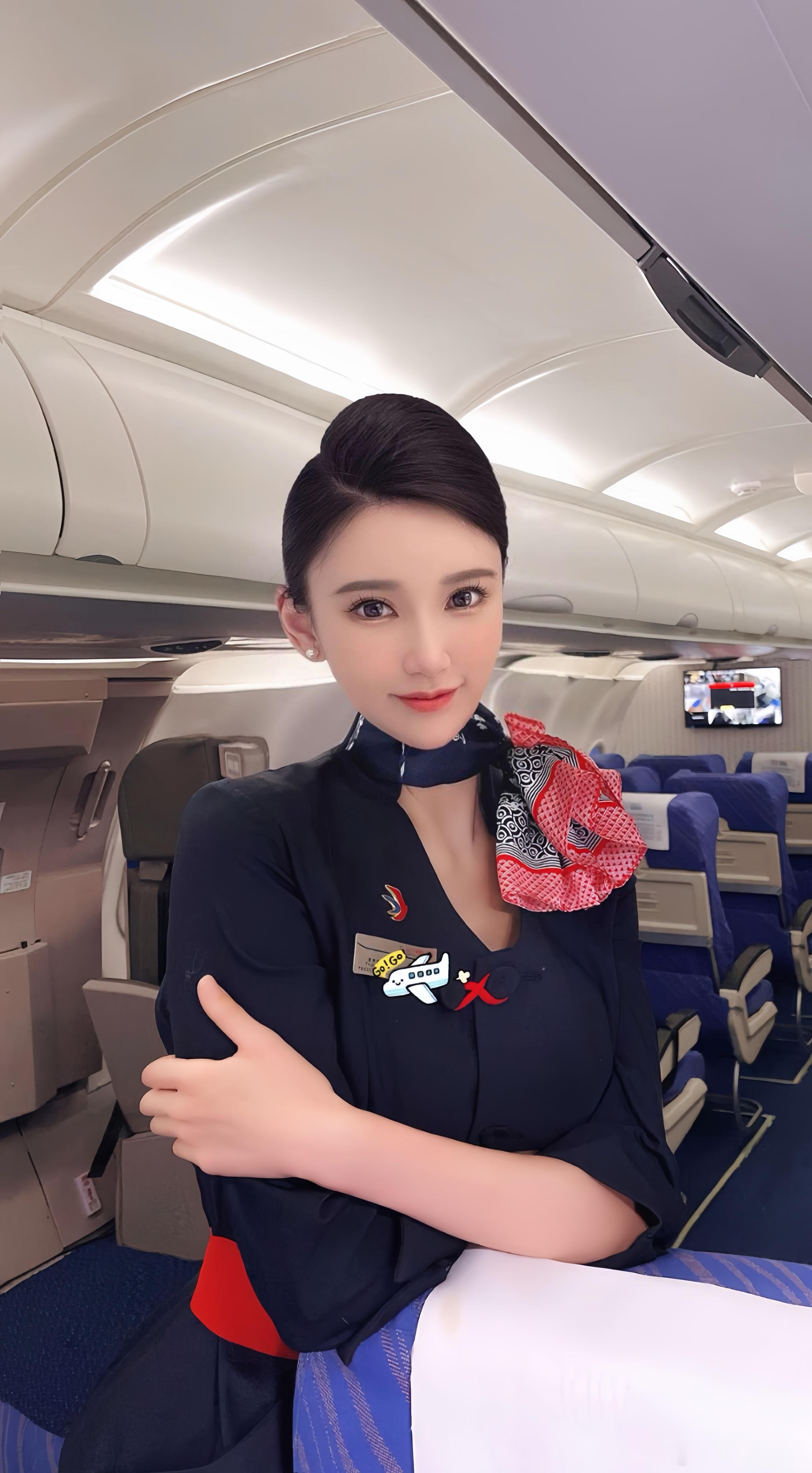 东航空姐的制服照，就是美。​​​