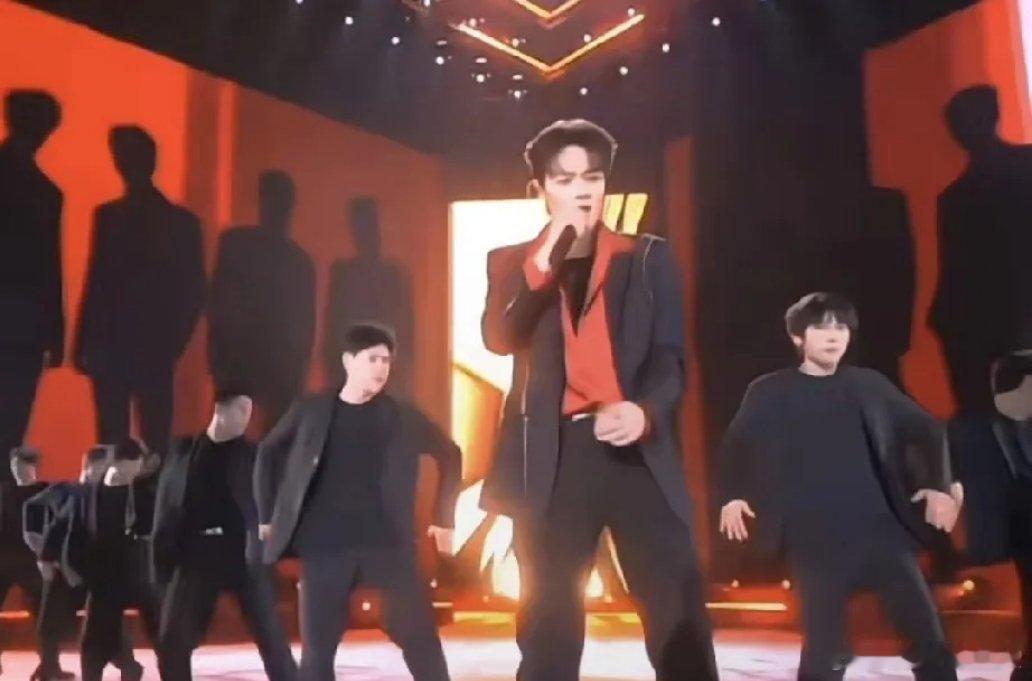 柯淳真是天生当明星的料！他虽然是短剧演员出身，第一次上跨年晚会这么大的舞台，也没