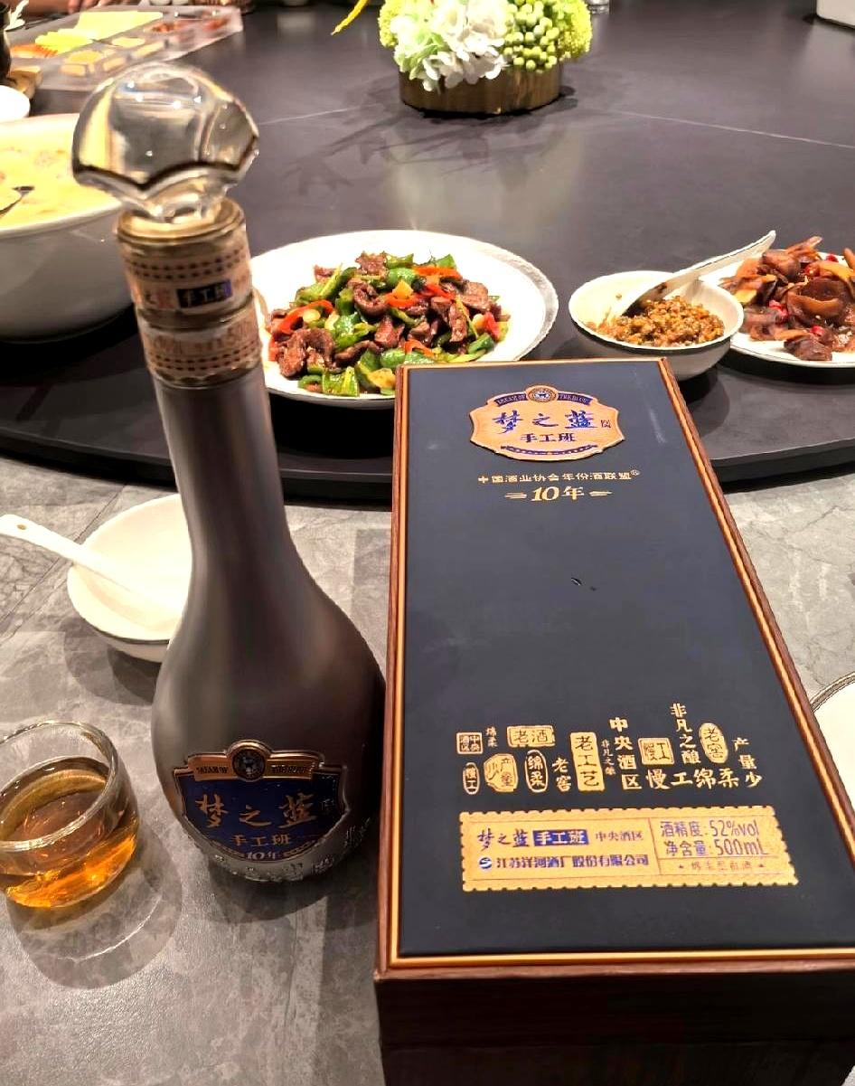 你们聚会时有没有被一瓶酒的价格吓到过？昨晚同学聚餐，有人掏出一瓶手工班，我寻思