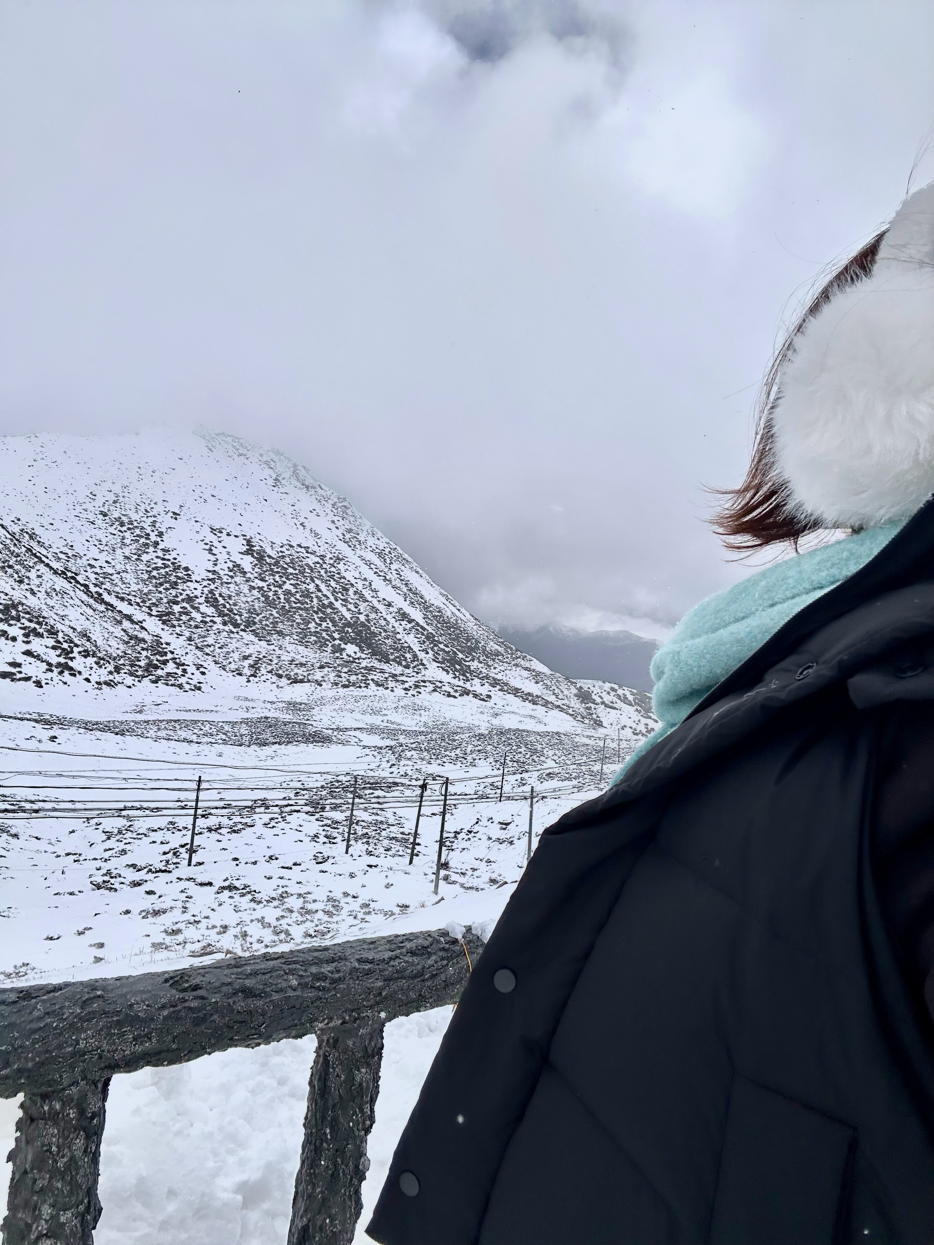 在海拔四千米的高山玩雪❄️赴一场与雪的浪漫之约当车子缓缓驶上色季拉山，眼前是连绵