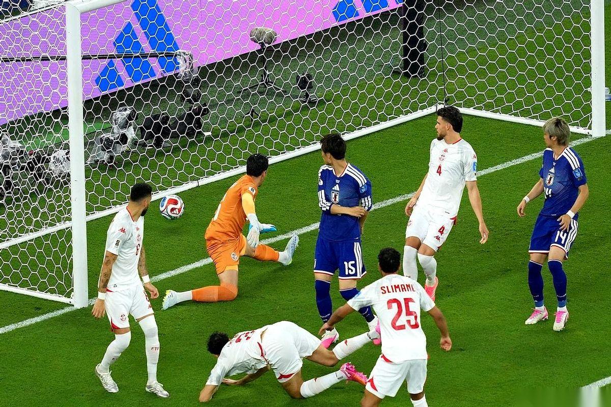 看完日本这4-0，真有点恍惚。缺了三笘薰、久保建英、远藤航三大主力，结果在世界