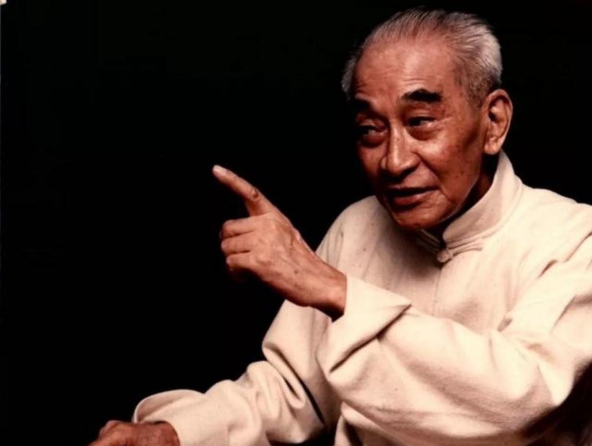 一次，南怀瑾讲《楞严经》时指出：“将辛苦赚来的钱财捐给寺庙，以为能积累福德，实际