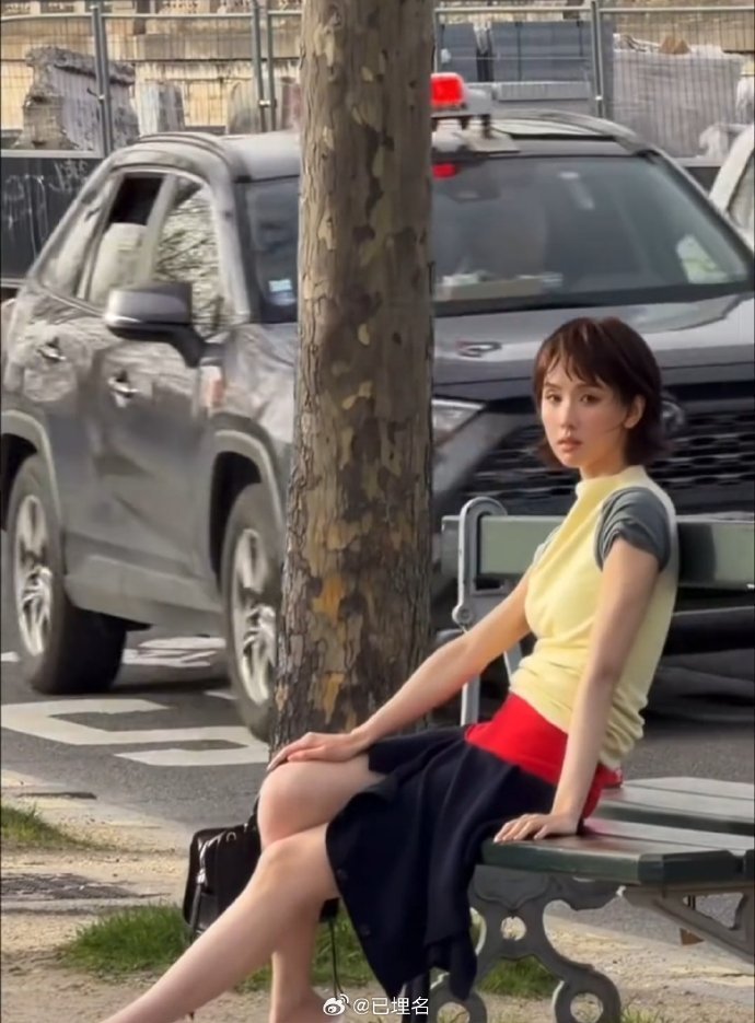 巴黎偶遇陈都灵谁能想到在巴黎街头偶遇陈都灵，还是全新短发造型，整个人清爽又干练