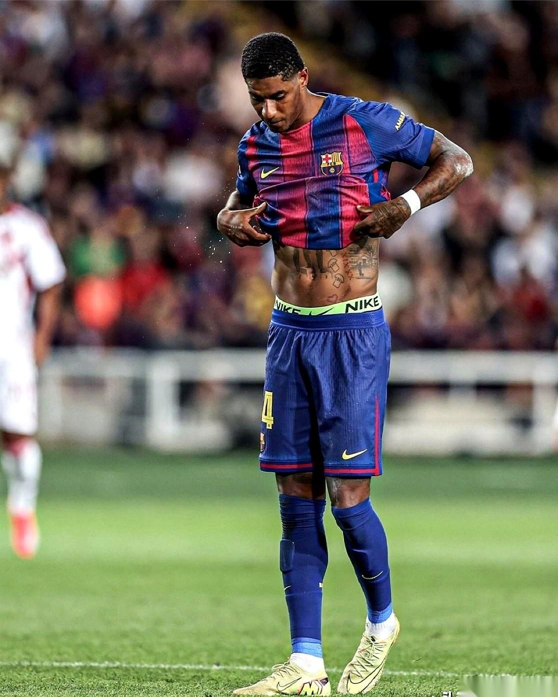 12场比赛，6个球，7个助攻。为了来，周薪还自己降了一大截。结果呢？人家巴萨