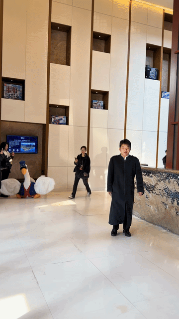 张子枫的鞋子也太吓人了，干脆直接踩个高跷出来得了，感觉她瘦弱的身子都拖不动脚上这