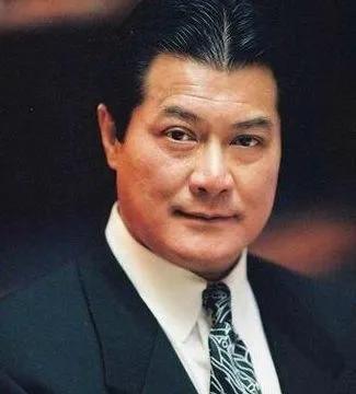 当年，黑·社会大哥<em>邓光荣</em>拍摄电影时，竟然有黑·社会来片场收2000元保护费。邓