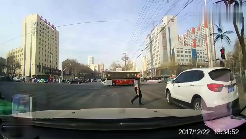 绿灯不走电子眼拍吗 10025904677421000157.jpg?id=0