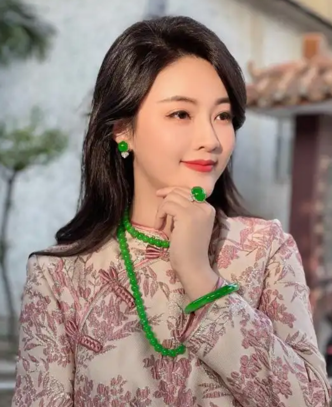 清朝第六位皇帝乾隆为何如此痴迷于翡翠，背后究竟隐藏着怎样的秘密？