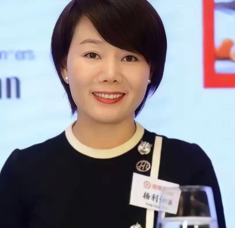 1994年，四川16岁的杨利娟为替兄还债，辍学入职海底捞做服务员，月薪仅120元