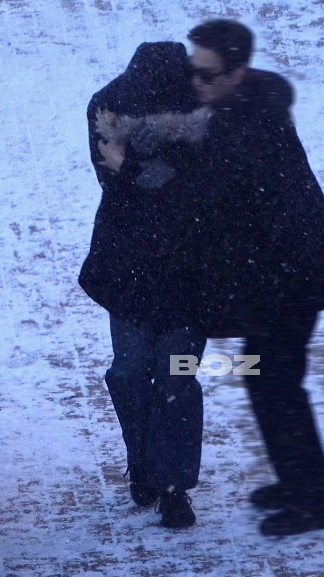 小猫爪就这么搭在他的手臂上