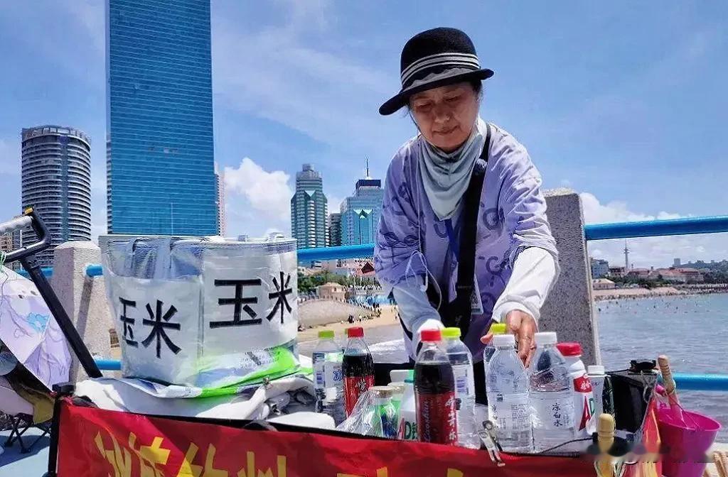 青岛“玉米阿姨”刘玉荣的二次救援！2025年7月7日青岛的海边，一位大学刚毕业