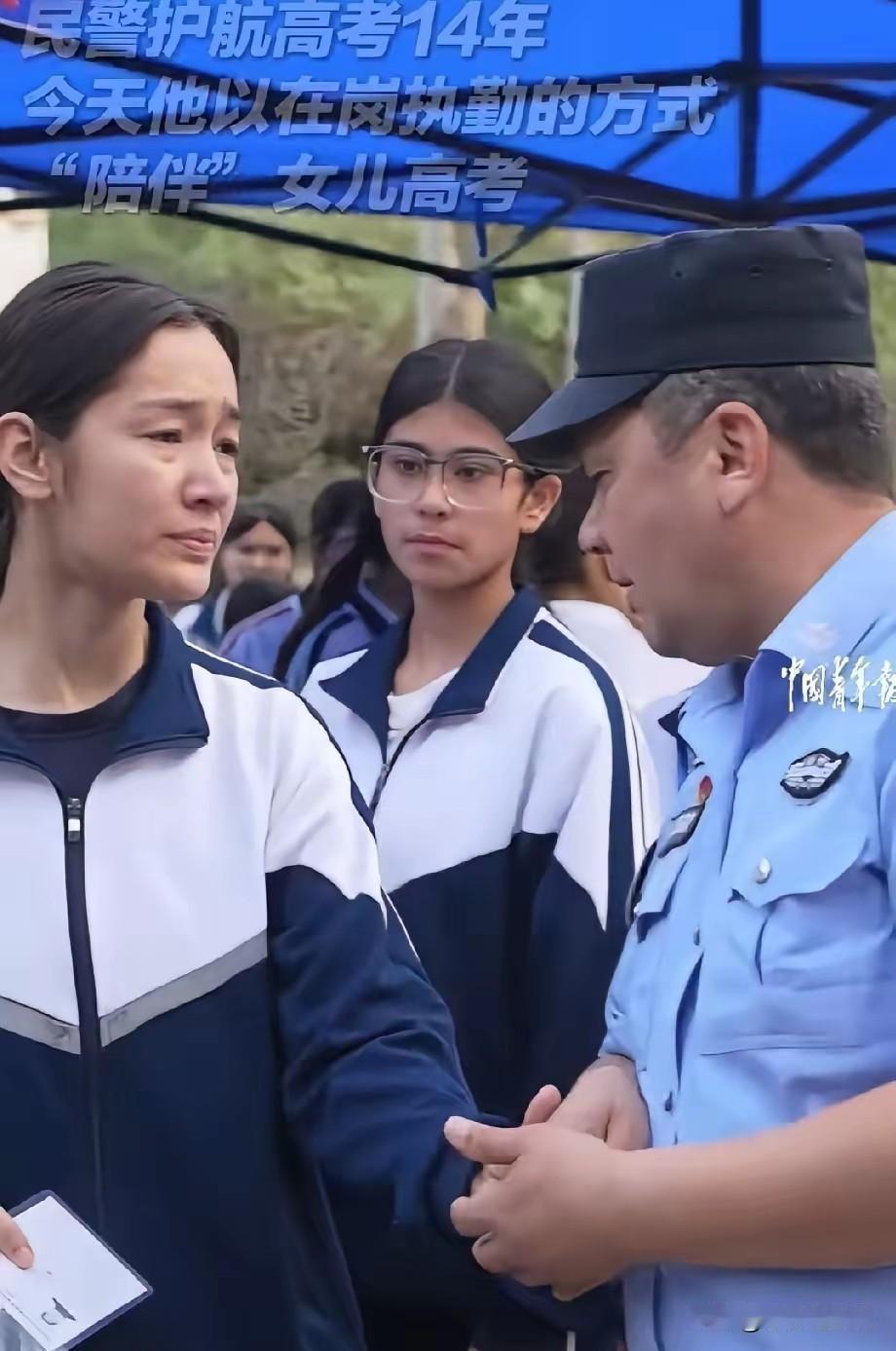 在新疆的一处高考考场外，发生了一幕感人至深的画面。这是民警张利伟执勤的第14年，