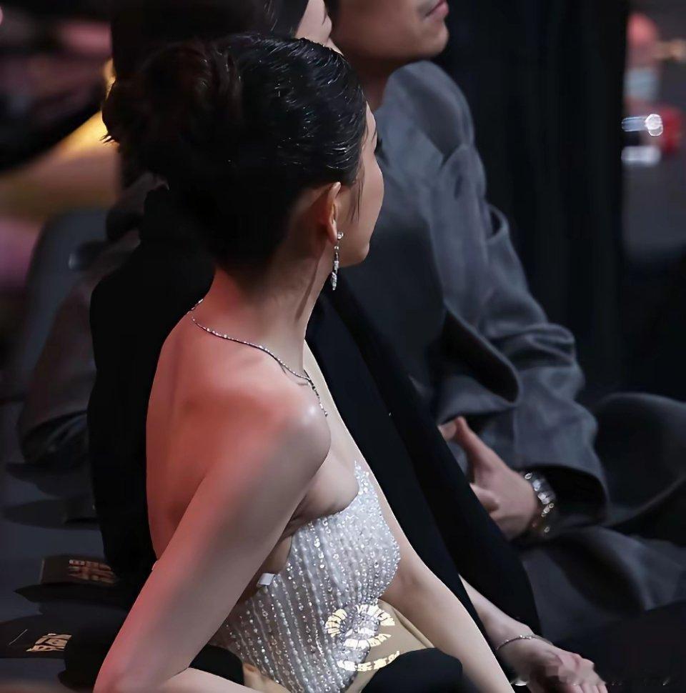 佟丽娅给所有女明星提了个醒，参加线下活动，裙子能穿长袖的，就不要穿无袖的，你看参