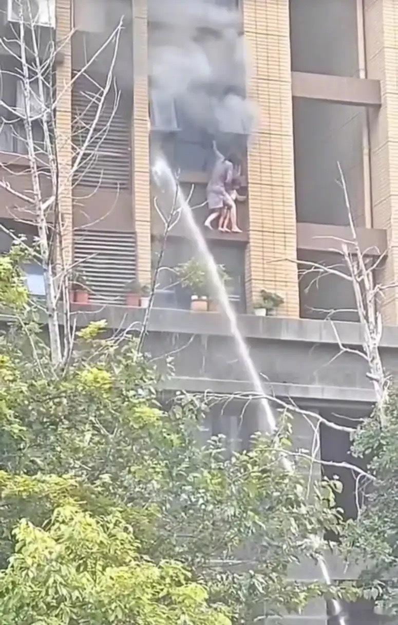 可怜天下父母心，江苏连云港火灾，生死关头，42岁母亲护着3岁的孩子，孩子父亲成功