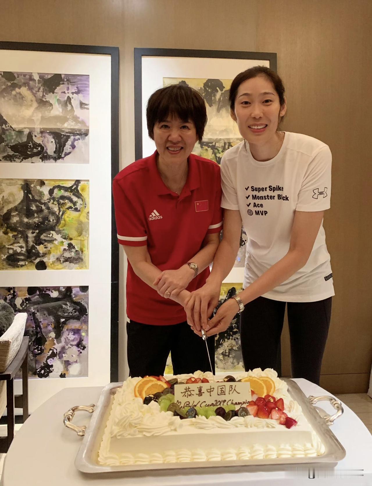 郎导获奖，朱婷共情落泪😭原来朱婷在知晓师傅郎平获奖那一刻，她和师傅一样心情激