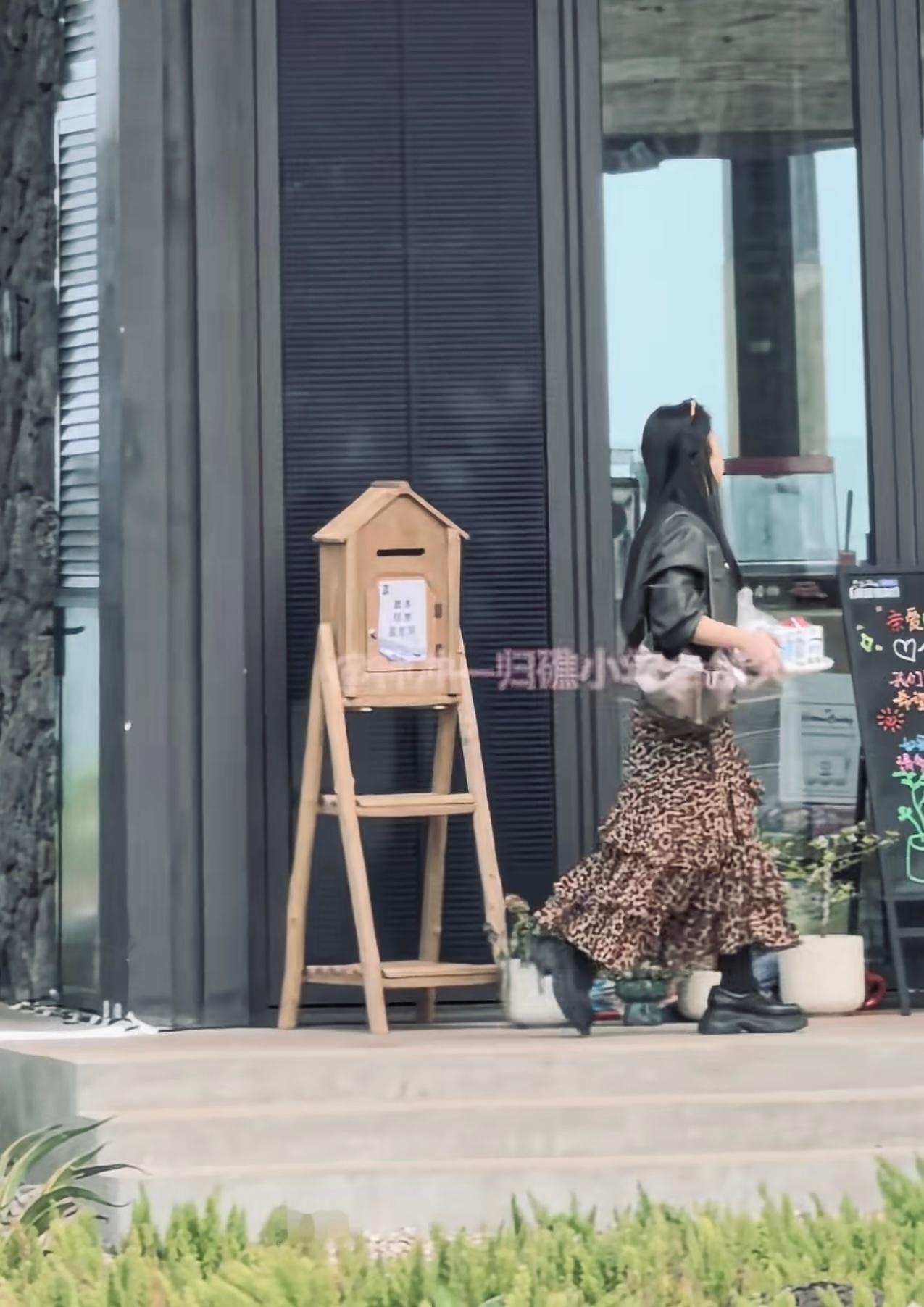 还背个小包不会要买菜吧