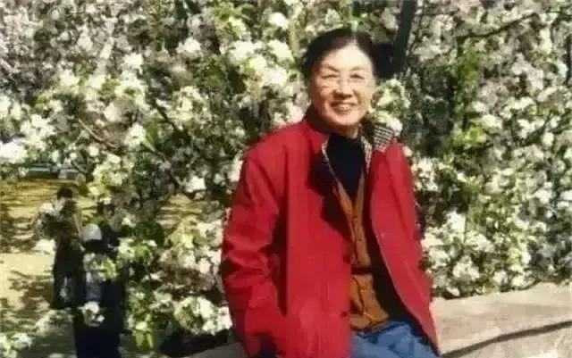 1976年10月，谢静宜被撤销一切职务，接受隔离审查。在审查的过程中，她的认错态