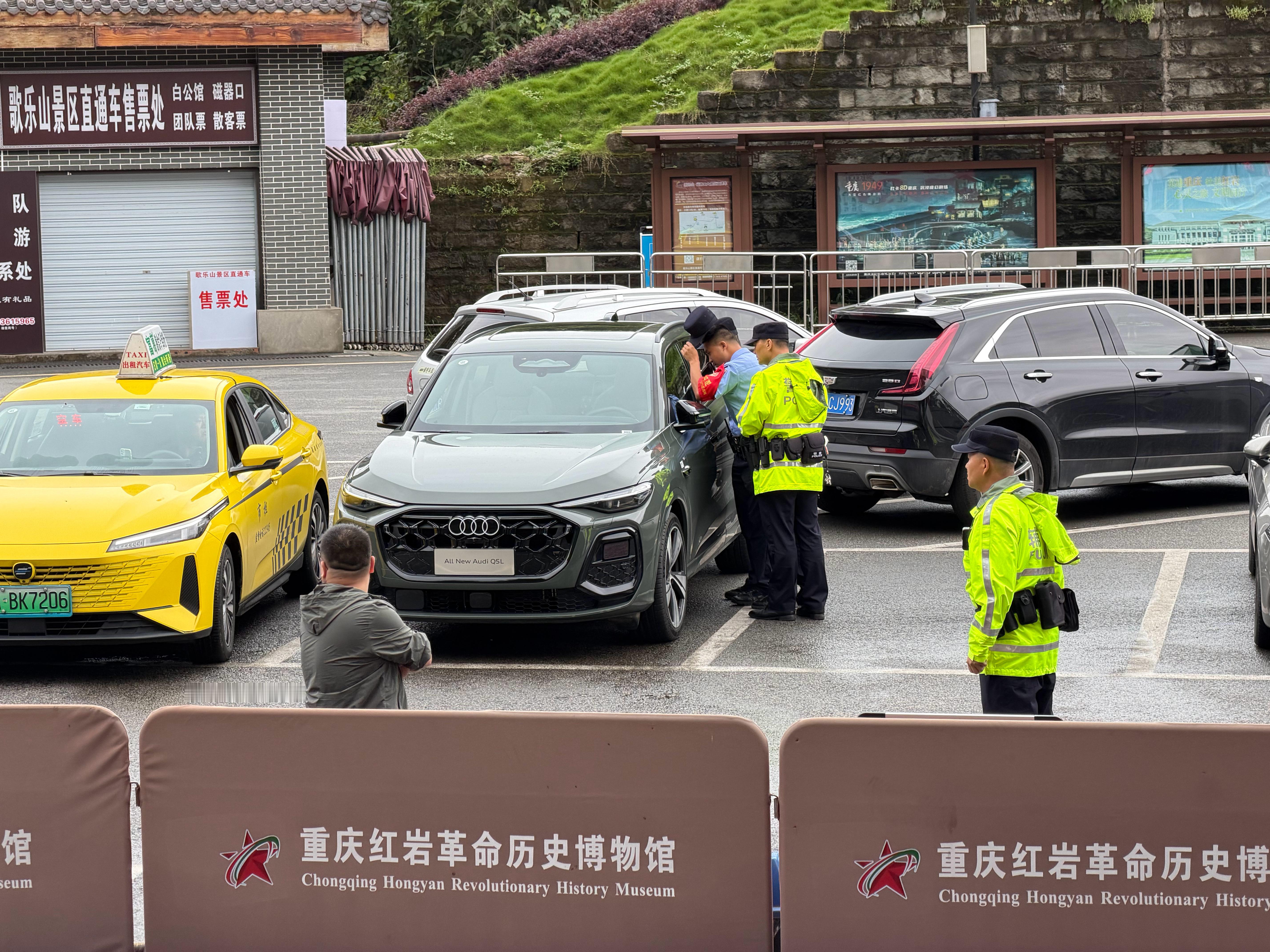 从景区出来看到帽子叔叔…瑟瑟发抖飞速回忆，临牌在，也没过期…