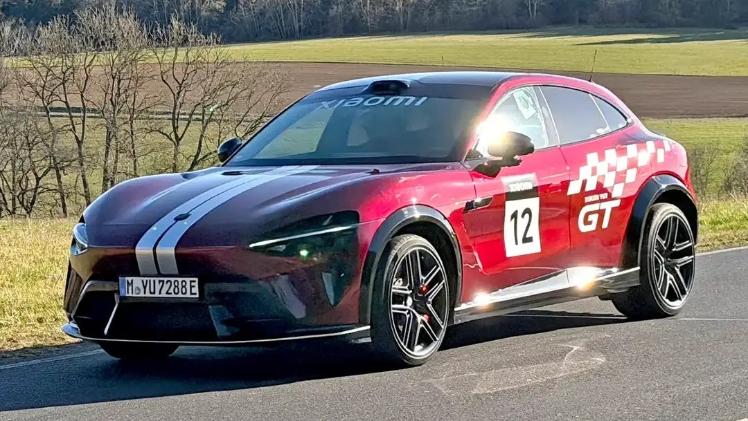 小米YU7GT纽北测试图再曝1526马力！空气悬架！Brembo碳陶刹车！这堆