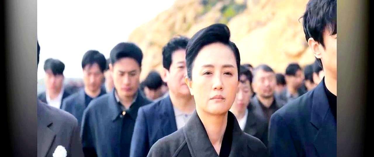 把化疗导管藏进戏服，身上挂着止痛泵，硬扛着零下5度的雨戏。你以为看到的，是演员