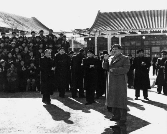 1976年，他成为毛主席的守灵人之一，却在十个月后意外追随主席而去。1976年，