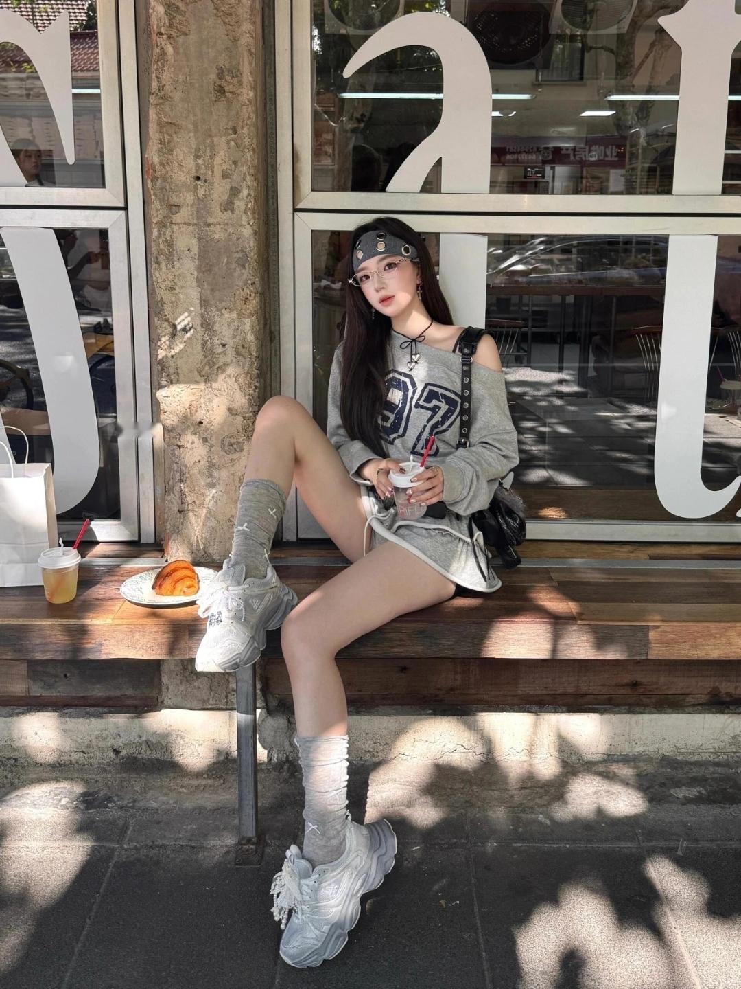 爱拍照的女生到底有多迷人呢?少女摄影|NO.0220期甜辣少女运动校园风格户