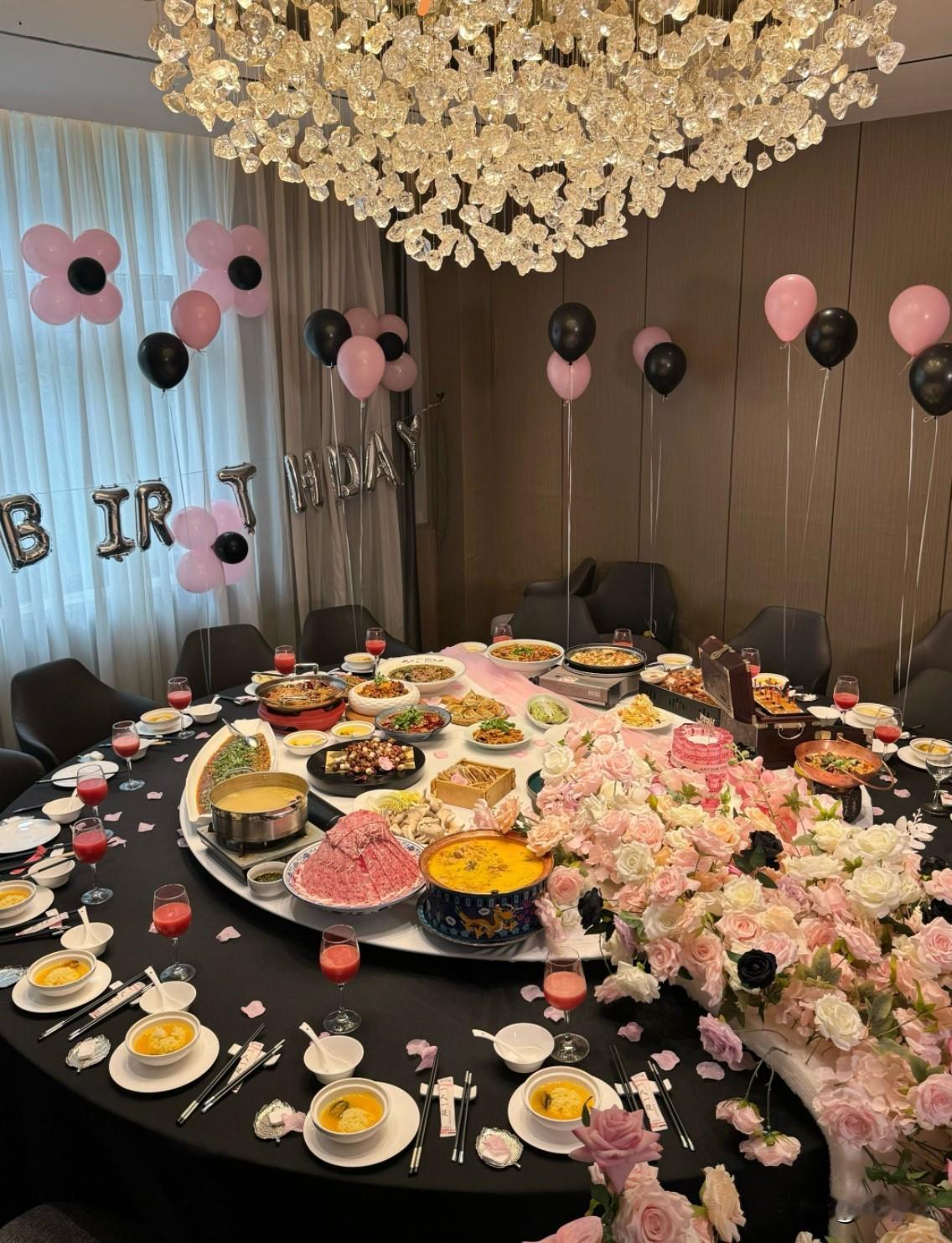 🎂儿子的富二代同学发了一个朋友圈，准备筹备一个豪华生日宴会，朋友圈有人问