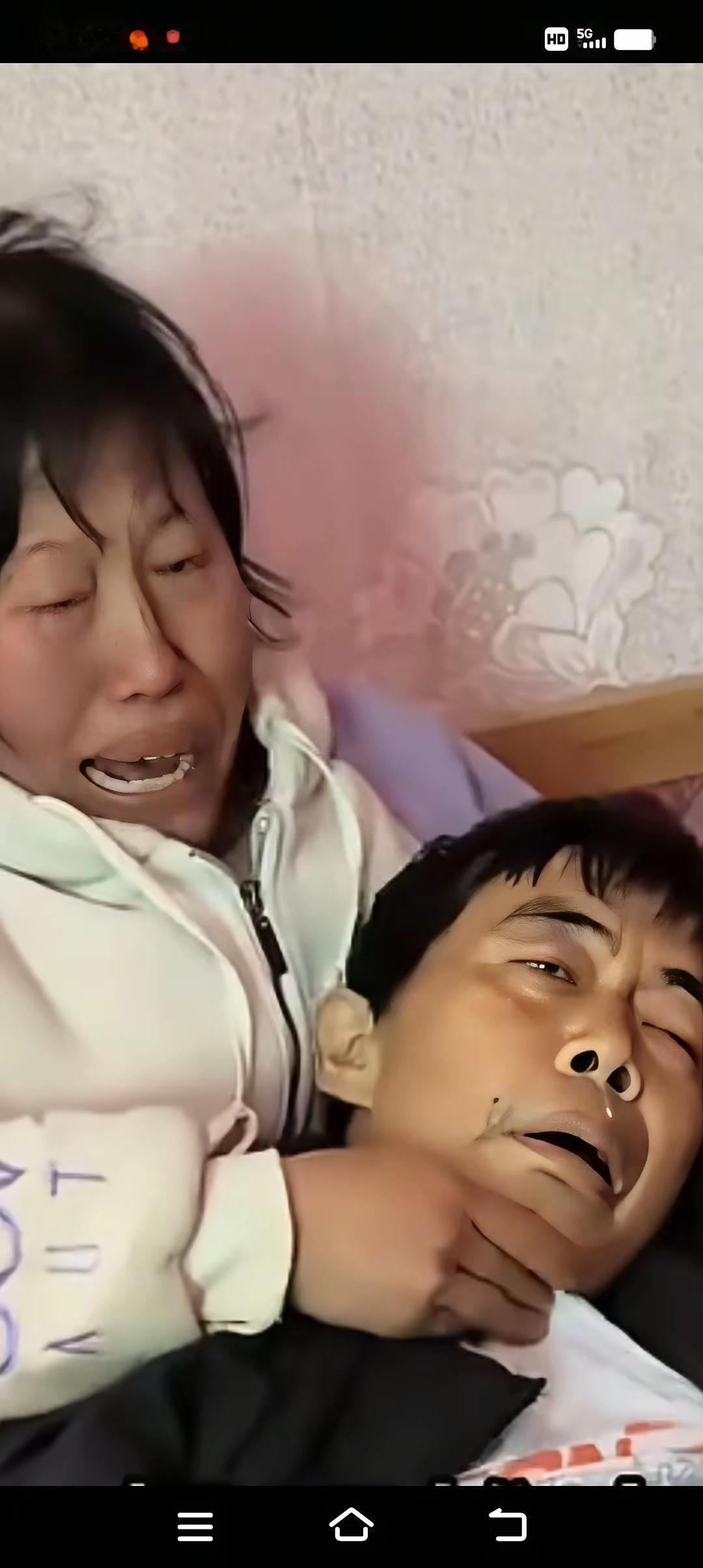 泪酸！苦命的女人，和前夫离婚后，又嫁这个丈夫又患癌症快不行了，女子彻彻底底崩溃了