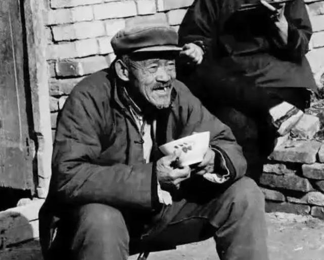 1947年，一名地主趁敌人聊天时，把绑在树上的地下党放走，新中国成立后地主被抓，