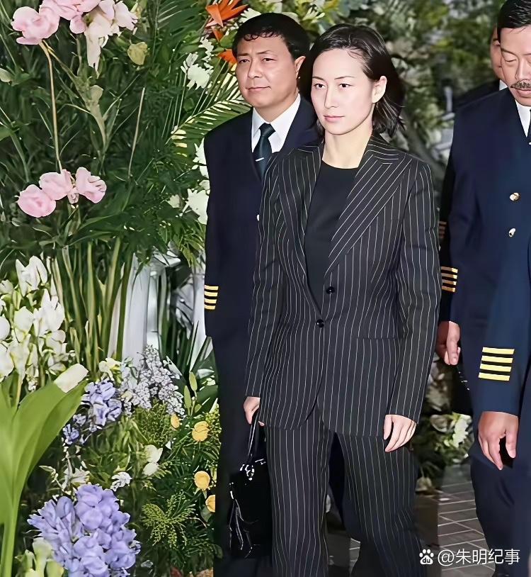 年轻时的何超琼，太美了，美的不可方物！