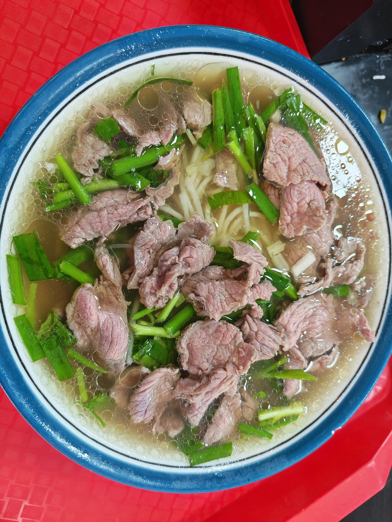还是喜欢云南镇雄的美食！这是一碗生烫牛肉米线，无论在冷嗖嗖的早晨或雨蒙蒙的傍晚