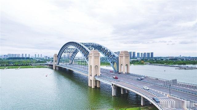 桥见太原每一座汾河上的桥，都是太原的“时间胶囊”。迎泽大桥带着工业时代的厚重，