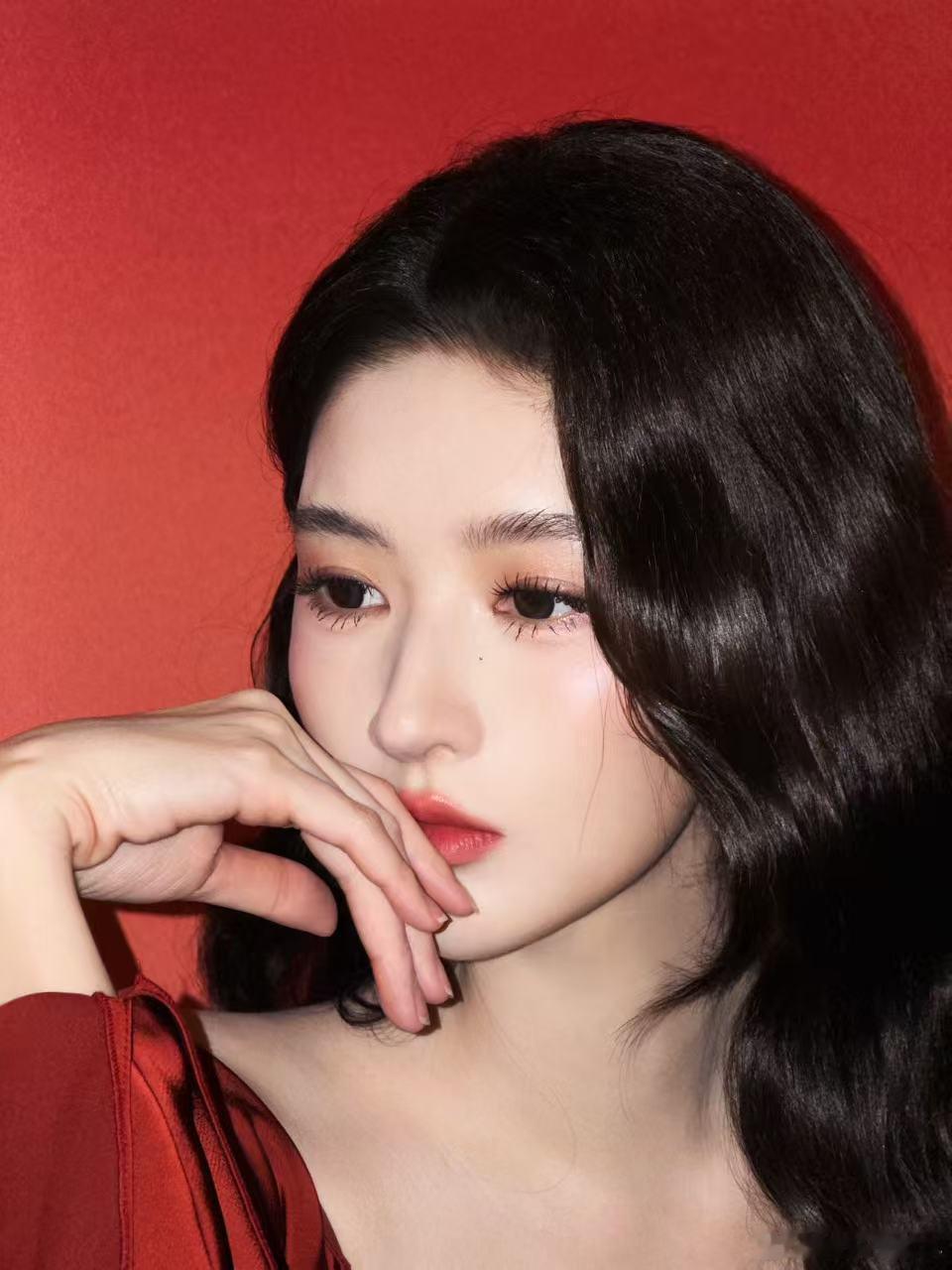 王玉雯温柔成这样王玉雯的温柔真是无敌！这组红裙美照，卷发配上丝缎材质的裙子，完