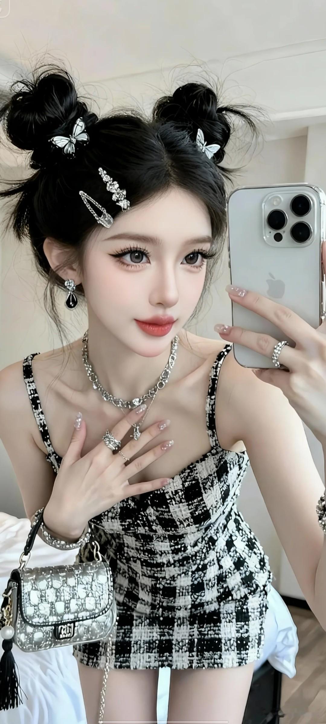 女生想拍出自然漂亮的照片，场景和姿势很重要。比如在公园，找片花丛作背景，侧身站，