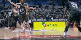 山东外援（图一）有必要吹技术犯规？那郭昊文扔水瓶（图二），啥事没有！裁判的双标判