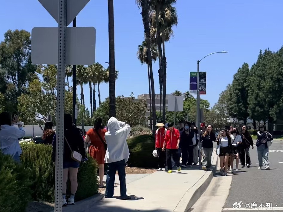 开赛期间，孙颖莎不管是下训路上还是酒店门口已多次遭遇无关人员近距离围堵的情况！运