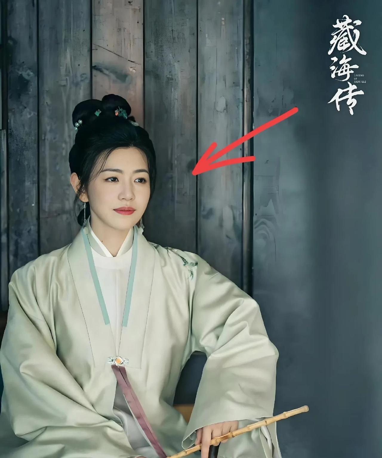 陈妍希真是个迷，越来越看不懂了，圆润的娃娃脸自带幼态，与当下流行的锥子脸格格不