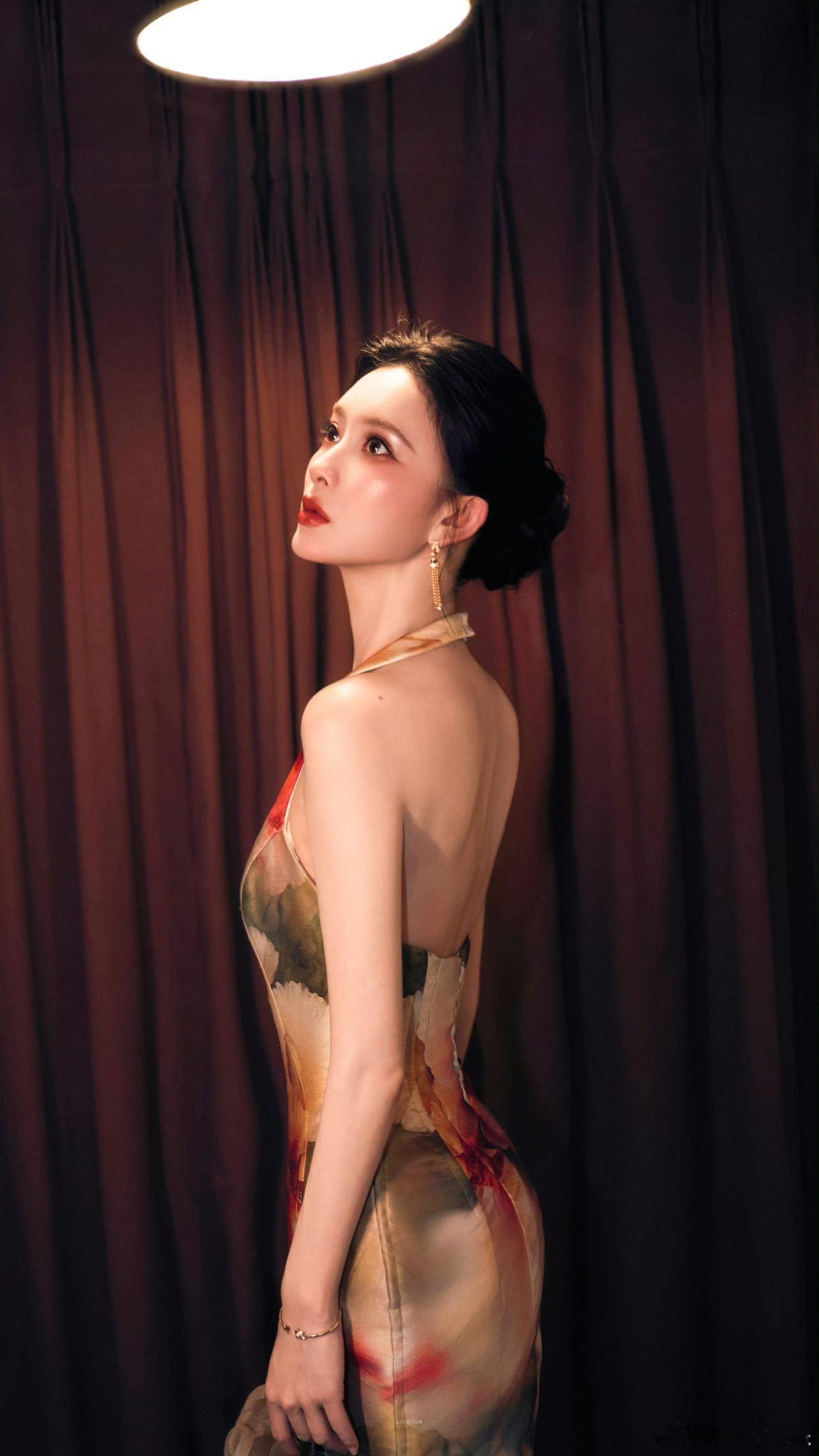 南洋风情与复古美学的碰撞！孟子义的活动造型精致又吸睛，眉眼带笑气质出众，作为We