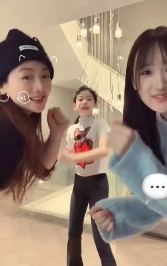 小李琳晒与俩女儿合照，22岁大女儿早已恋爱，和男友接吻画面曝光！