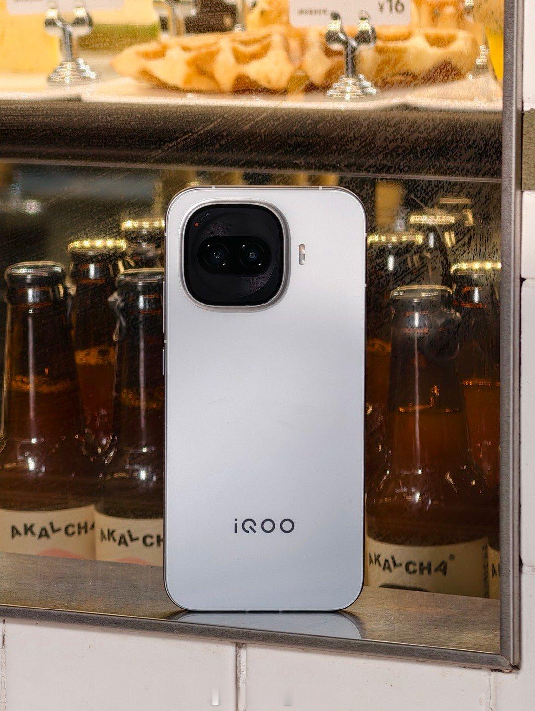 iQOOZ11Turbo这次的颜值跟性能都在线而且芯片配置都很顶哦可以说这